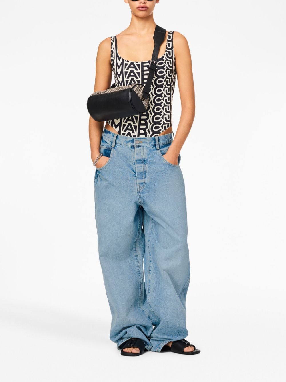 fw23---marc jacobs main---2p3hdf005h02theduffle261_5_p.jpg