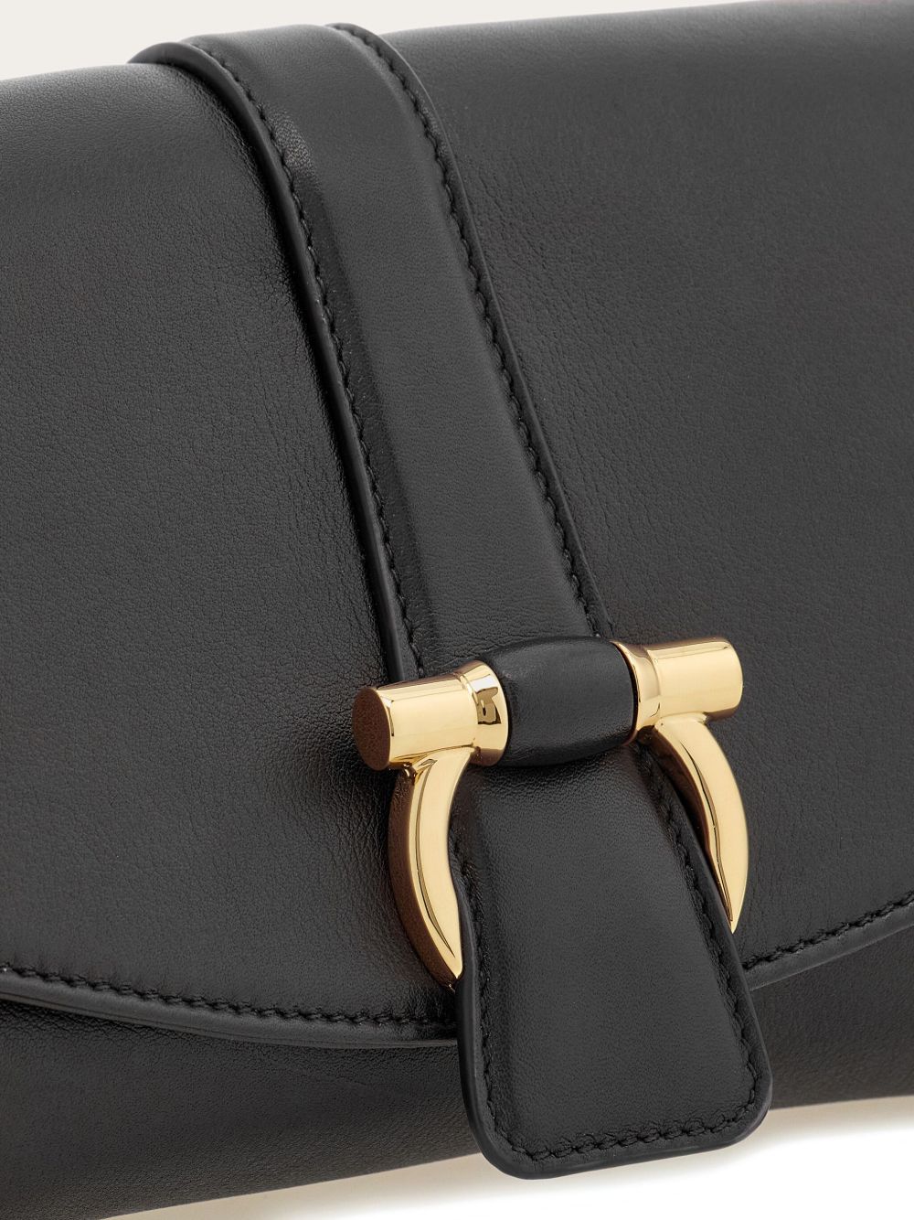 ss25---ferragamo pre---219795777233001_3_p.jpg