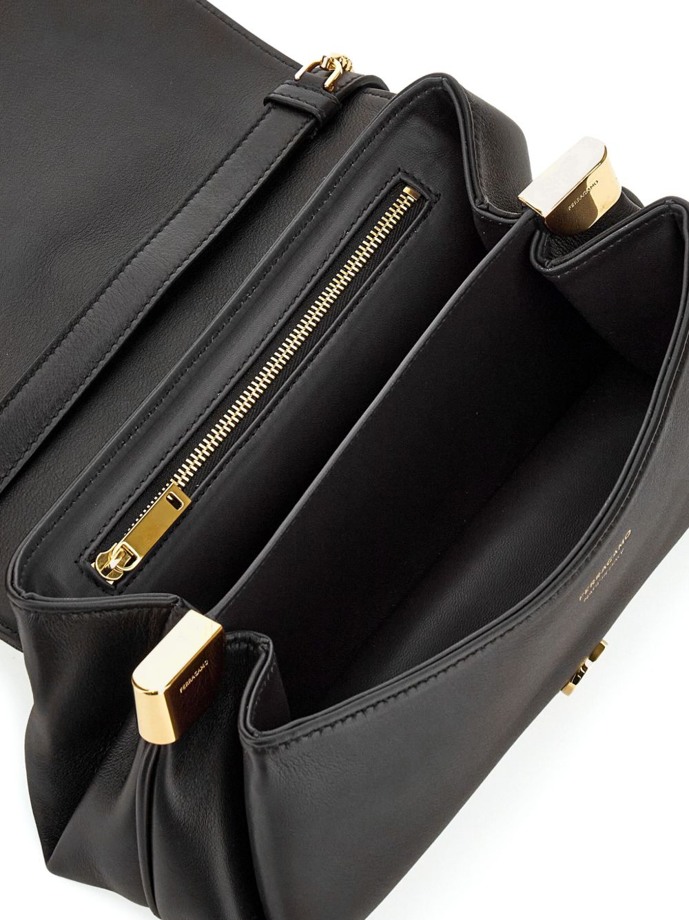 ss25---ferragamo pre---219795777233001_4_p.jpg
