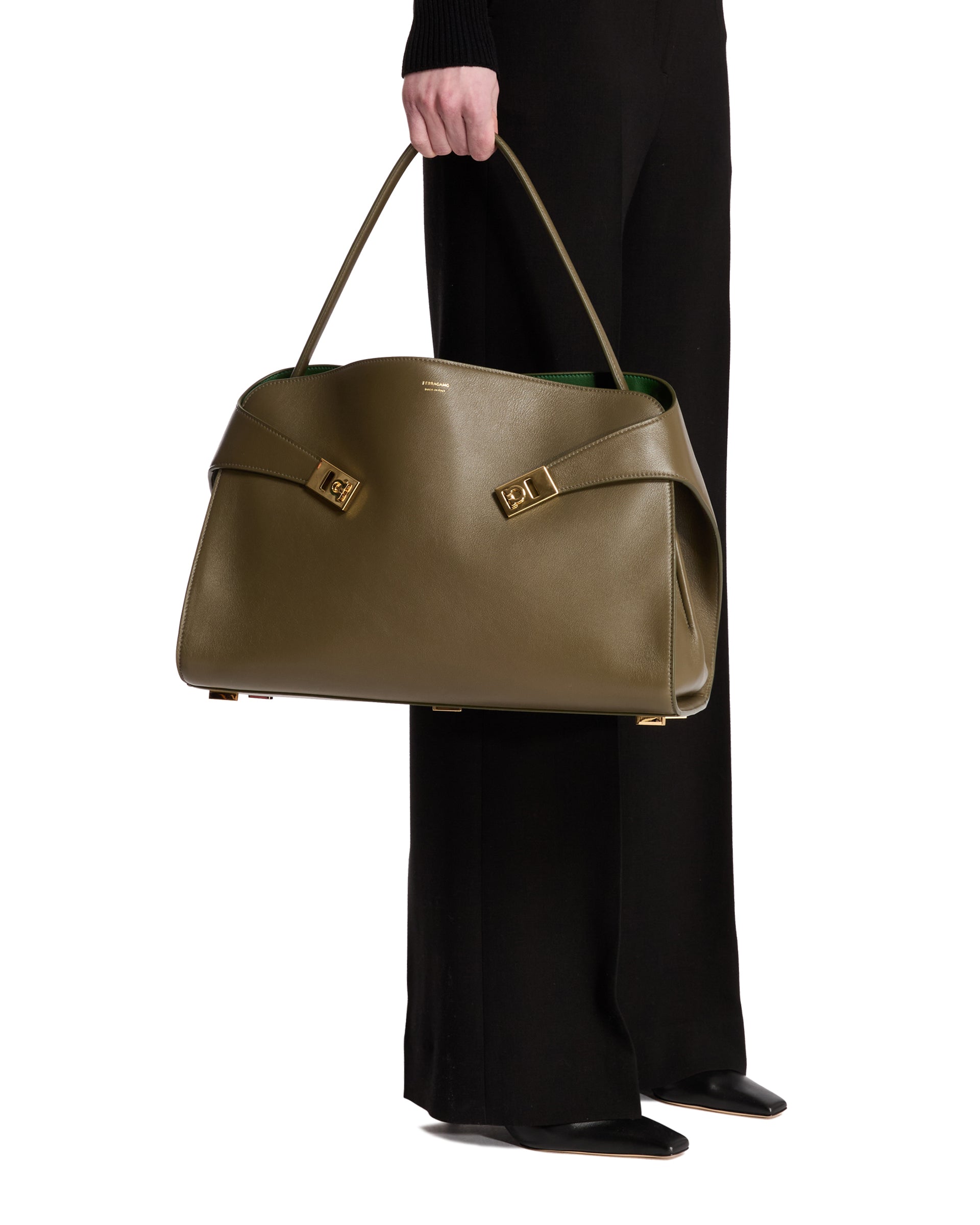 SS25---ferragamo---219939NEWOLIVE_2_P_7d599fba-2b81-48fc-9e52-5d01cc95e812.jpg