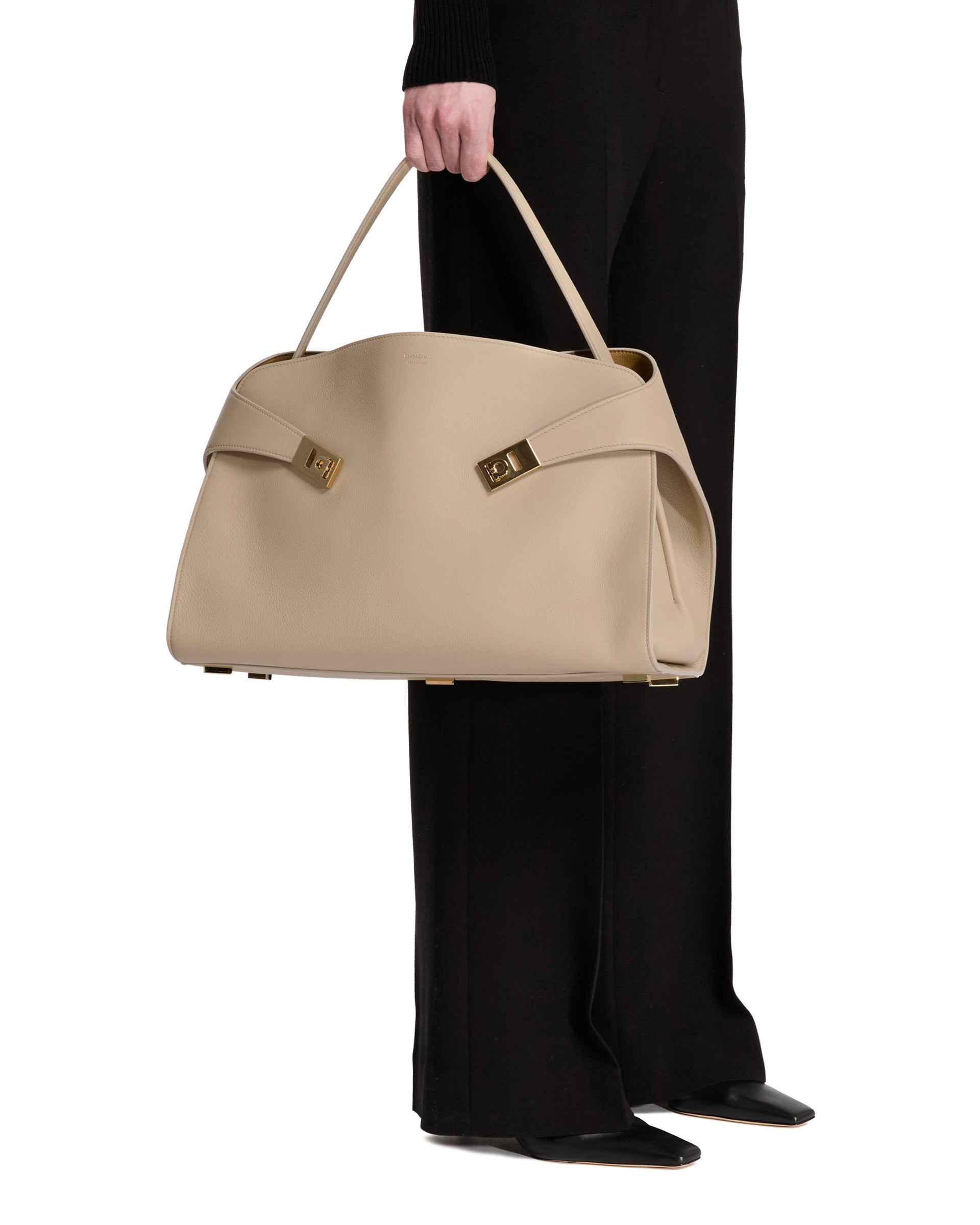 SS25---ferragamo---219939STONE_2_P_7b52e835-0543-4bdb-8f48-28c5bc9d341a.jpg