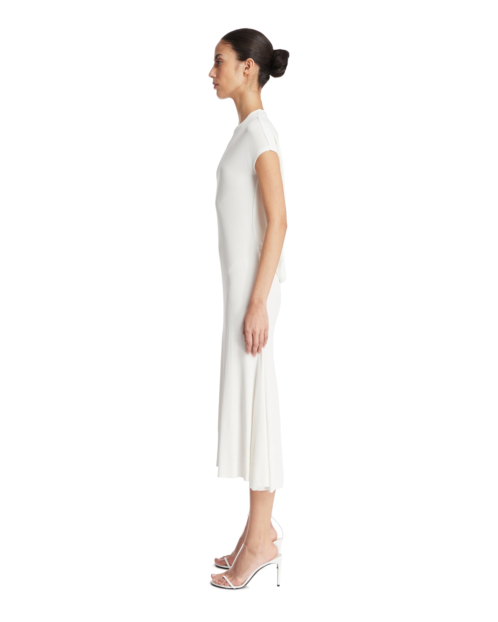 SS25---jacquemus---243DR1931026100_3_P_e02bb76f-0f66-4015-aac2-bd72606a739e.JPEG