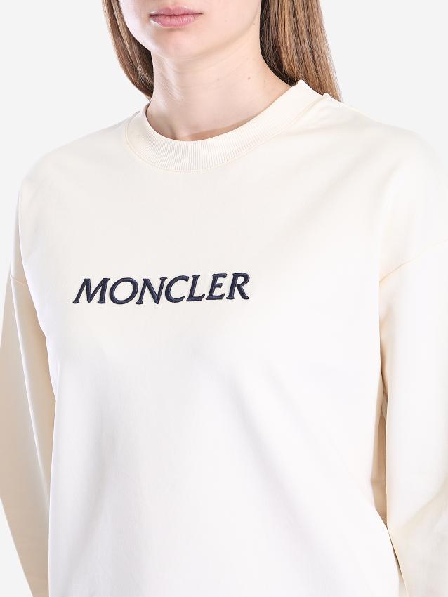 p25_moncler_p25-moncler-8g00001689a1k0373p.jpg