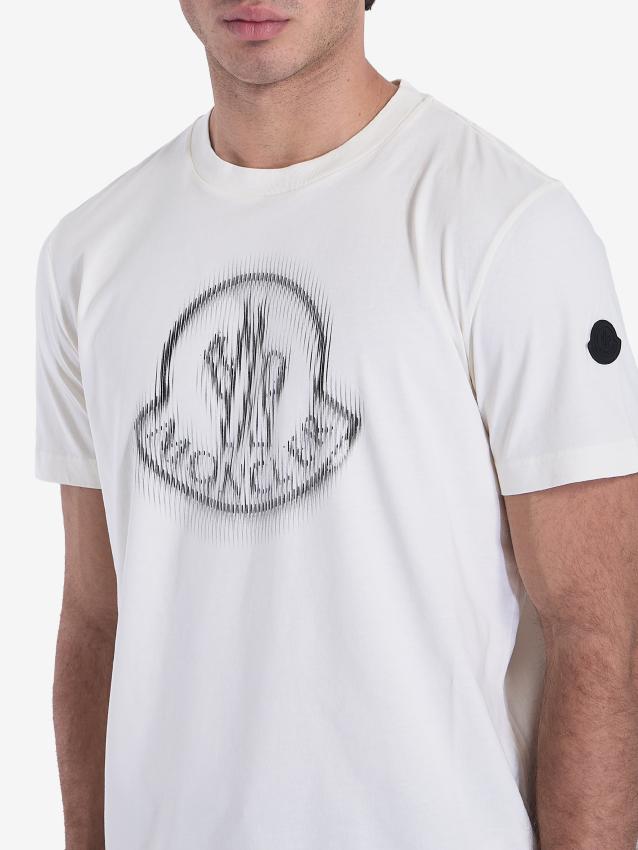 p25_moncler_p25-moncler-8c0000489a170342p.jpg