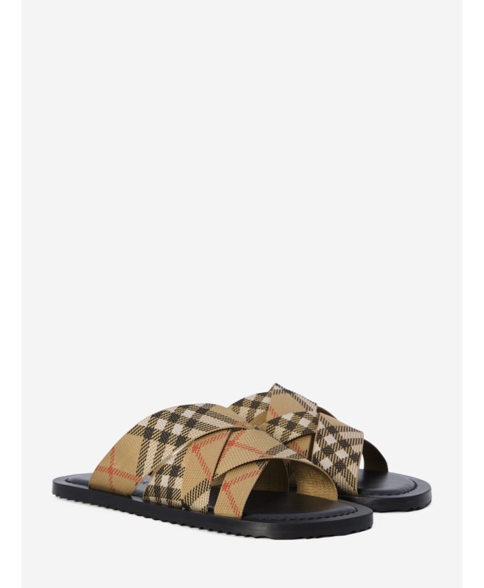 p25_burberry_p25-burberry-8106987b93682p.jpg
