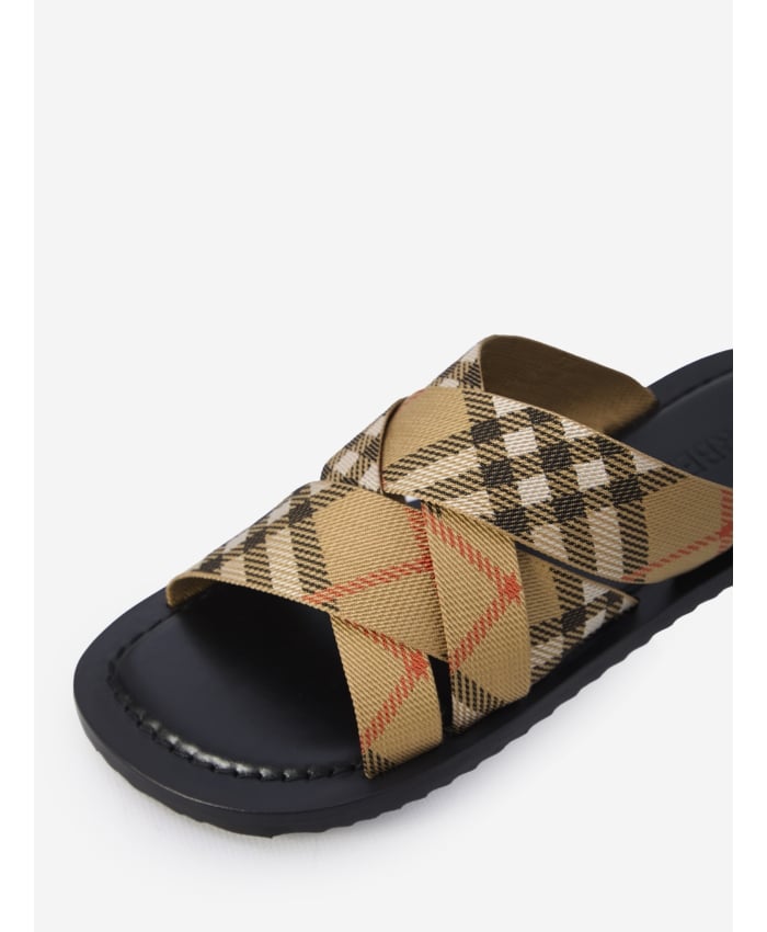 p25_burberry_p25-burberry-8106987b93686p.jpg