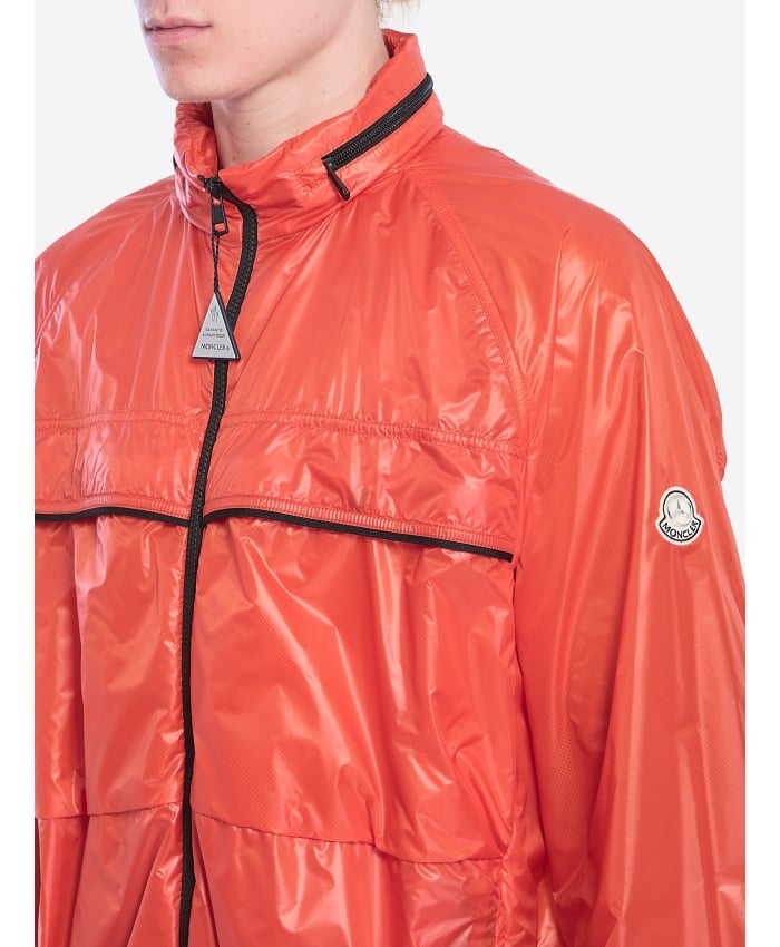 p25_moncler-mercedes_p25-moncler-mercedes-1a00015m61893204p.jpg