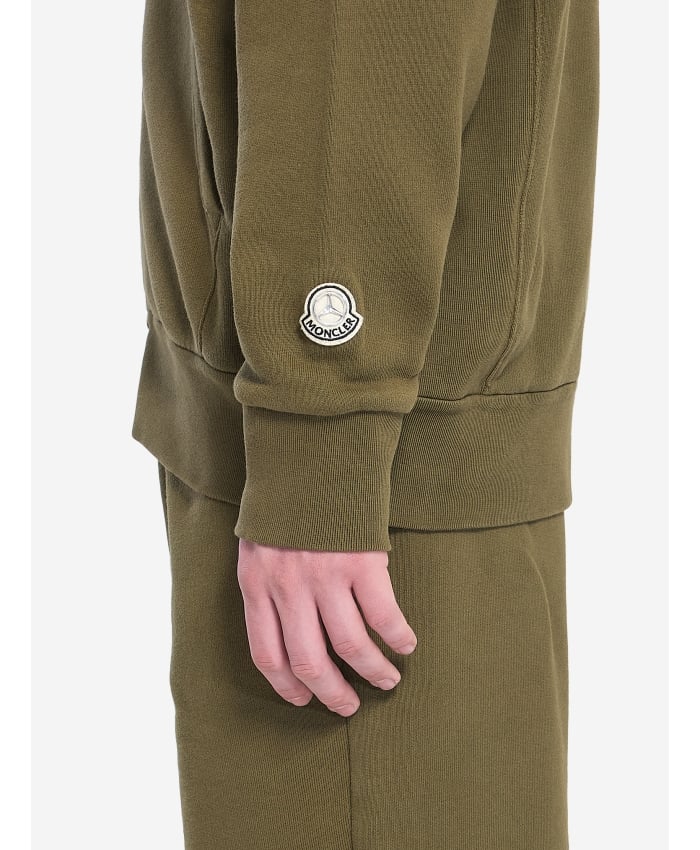 p25_moncler-mercedes_p25-moncler-mercedes-8g0000489awv8164p.jpg