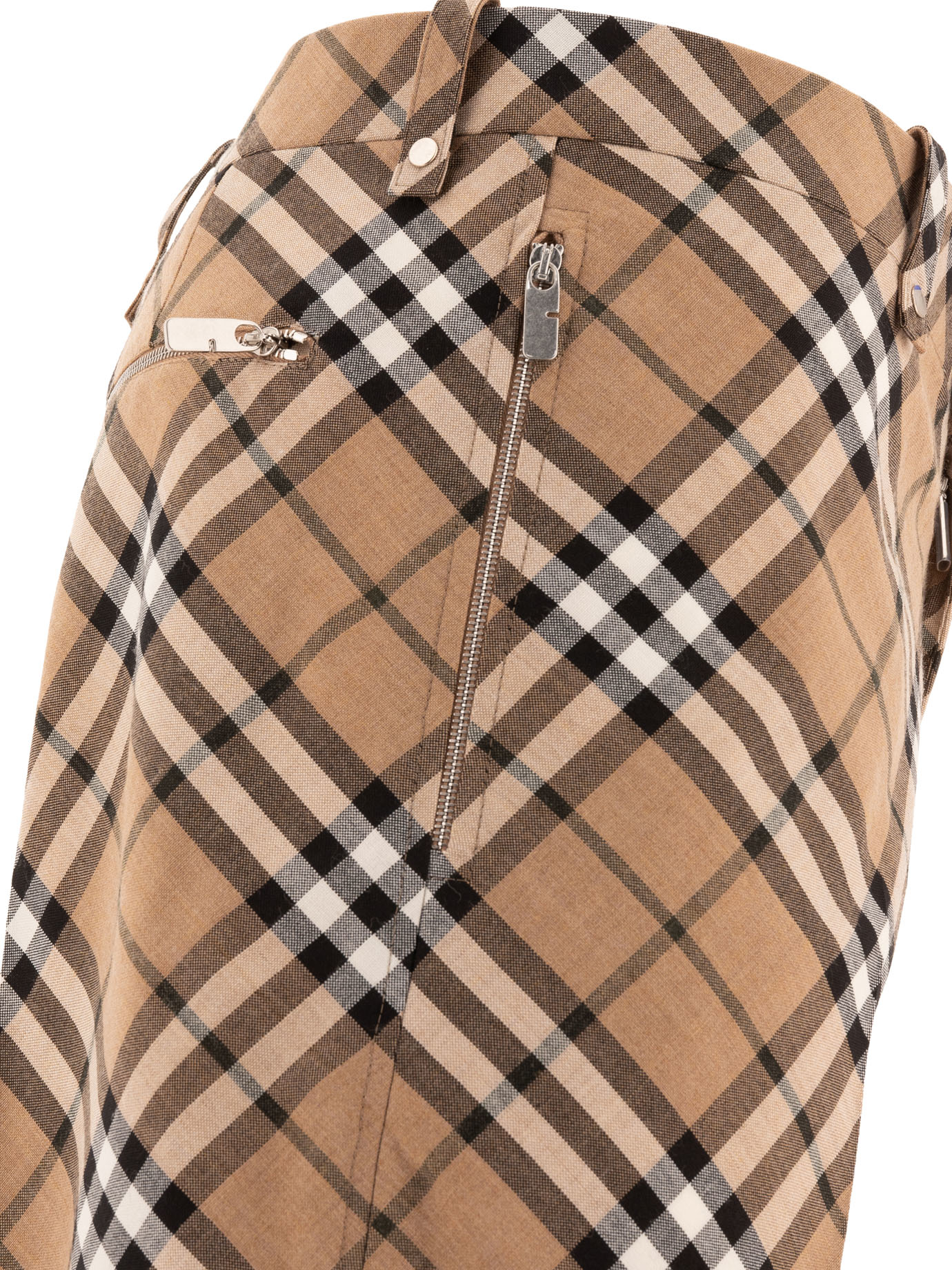 20240821120238811_W24---burberry---8091946_3_P.JPG