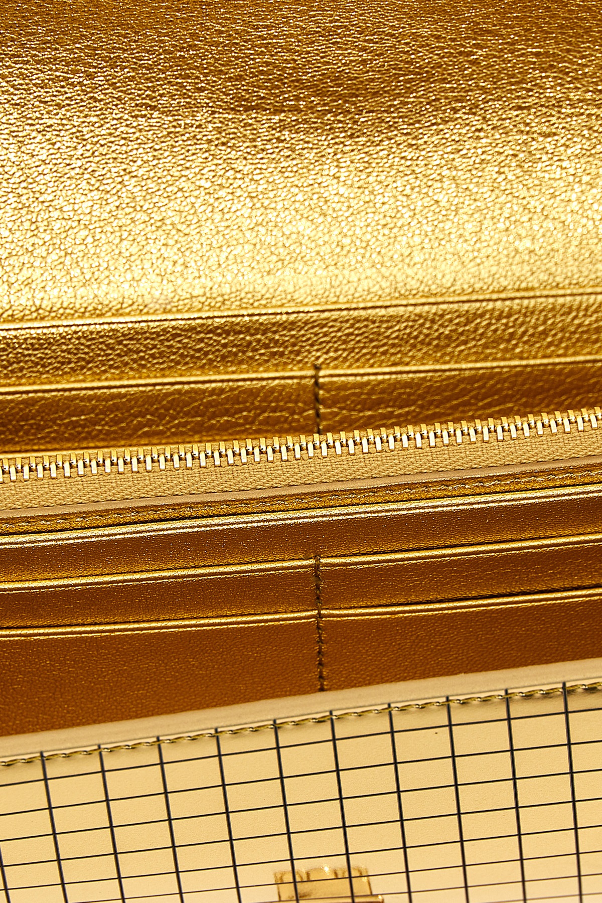 781479LUXGOLD_07_P_2025-02-13T10-02-37.087Z.jpg