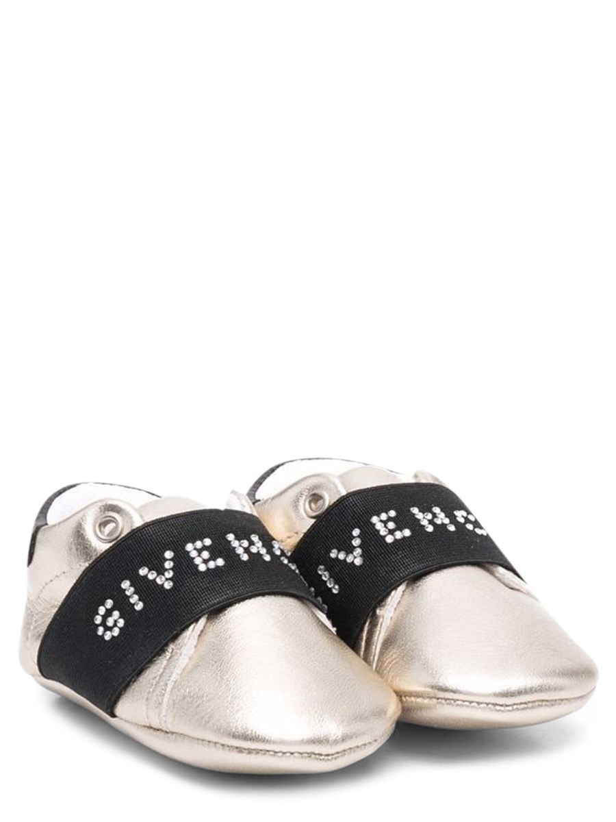 골드 COW 레더 슬리퍼 TEXTILE LINING 레더 INSOLE AND OUTSIDE IN GOAT 레더 엘라스틱 위드 GIVENCHY 스터드 로고 SOLD IN GIVENCHY 기프트 BOX