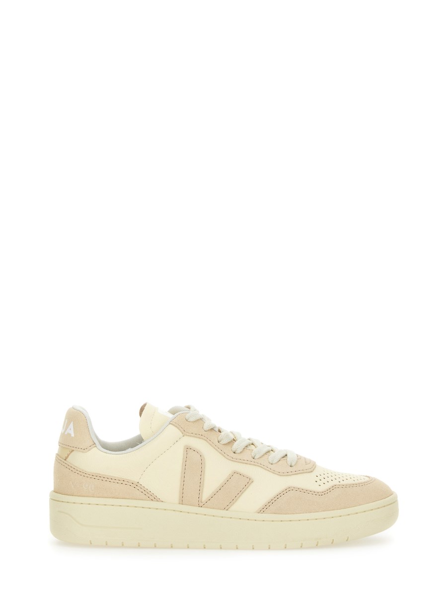 스니커즈 V90